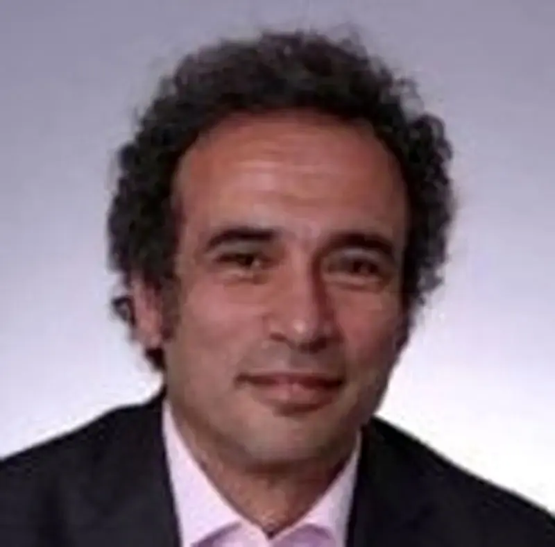 عمرو حمزاوی