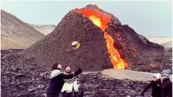 والیبال کنار کوه آتشفشان در حال فوران! + فیلم
