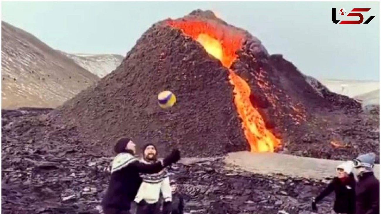 والیبال کنار کوه آتشفشان در حال فوران! + فیلم
