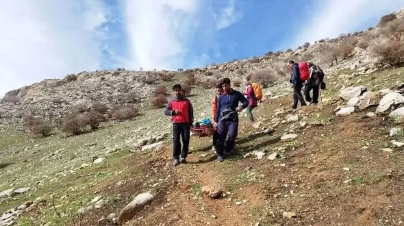 نجات کوهنورد مصدوم شده در دره بلوکان الموت غربی توسط هلال احمر