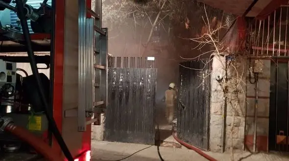 نجات 2 پیرمرد از محاصره آتش و دود / در خیابان سهروردی تهران رخ داد + فیلم و عکس