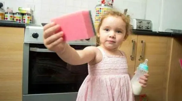 دختر شکمویی که همه چیز می خورد؛از شانه گرفته تا موی عروسک+عکس