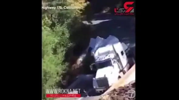 سقوط وحشتناک تریلی به داخل دره+فیلم