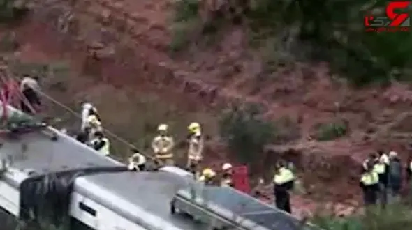 خارج شدن مرگبار قطار از ریل در بارسلونا + فیلم