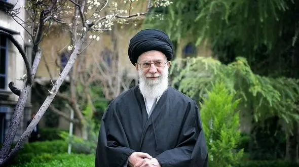 فیلم /  نگاهی به خانه پدری رهبری انقلاب در بازار سرشور مشهد / از درب و پنجره‌هایی چوبی تا زیراندازهای نازک برای گرفتن سختی فرش‌های قدیمی ...