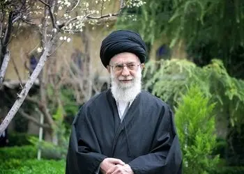 فیلم /  نگاهی به خانه پدری رهبری انقلاب در بازار سرشور مشهد / از درب و پنجره‌هایی چوبی تا زیراندازهای نازک برای گرفتن سختی فرش‌های قدیمی ...