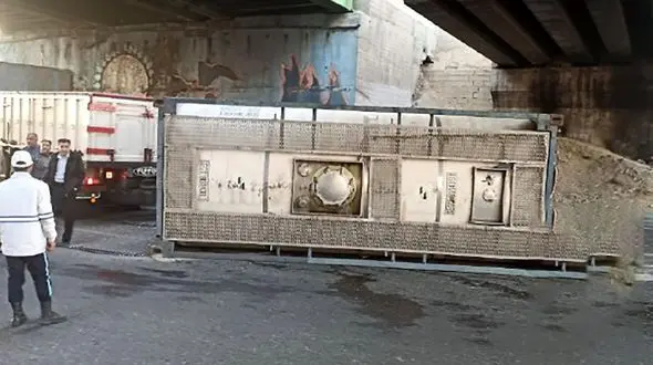 بزرگراه آزاداگان روغنی و لیز شد / واژگونی تریلی حامل روغن حادثه آدفرید 