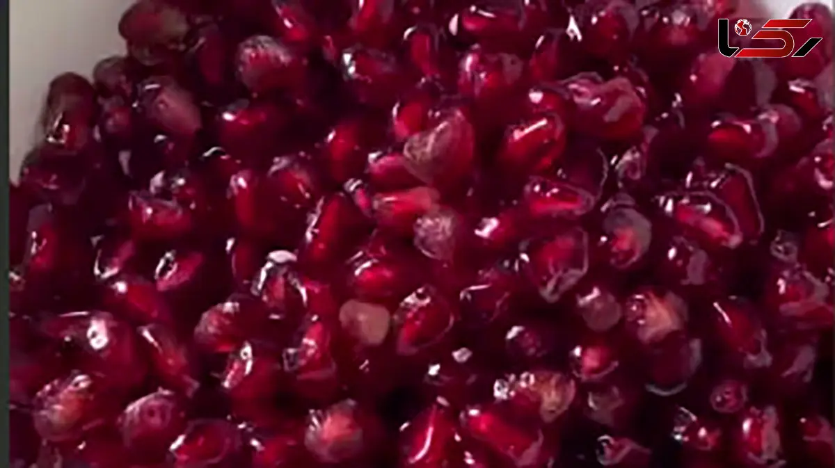 تمیزترین روش دون کردن انار شب یلدا / فیلم