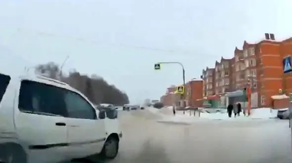  خوش شانسی 2 عابرپیاده را ببینید / زنده ماندنشان یک معجزه بود + فیلم