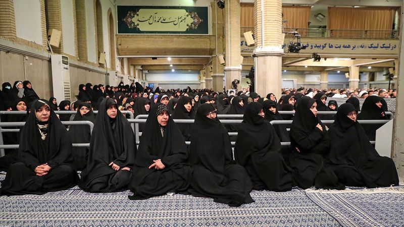 رهبر معظم انقلاب اسلامی حضرت آیت الله خامنه ای امروز( دوشنبه ) 17 اردیبهشت 1403 در دیدار مسئولان و کارگزاران حج و جمعی از زائران بیت الله الحرام