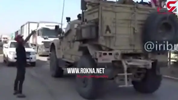 پرتاب سیب زمینی به سوی خودروهای نیروهای آمریکایی توسط کردها+فیلم