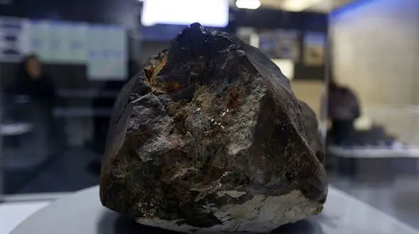 برخورد شهاب‌ سنگ به تخت‌ خواب یک زن / در خواب شوکه شد + عکس