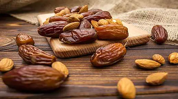 خرما و بادام بخور تا استخوان هایت مثل آهن شود!