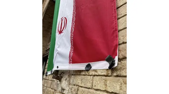 اثر تاریخی جهان را با میخ سوراخ‌سوراخ کردند! + عکس