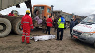 عکس جنازه جوان مشهدی / او بین قطعات کامیون گرفتار شده بود