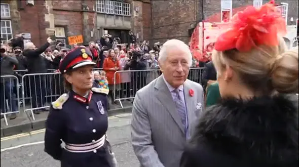 ببینید / فیلم لحظه پرتاب تخم مرغ به شاه چارلز سوم/ شوکه می شوید