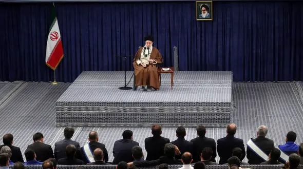  دولت و مجلس مبارزه با اژدهای هفت سر فساد را جدی دنبال کنند / هر تلاشی برای ارتقاء زندگی کارگران، سرمایه‌گذاری برای سود بیشتر است 