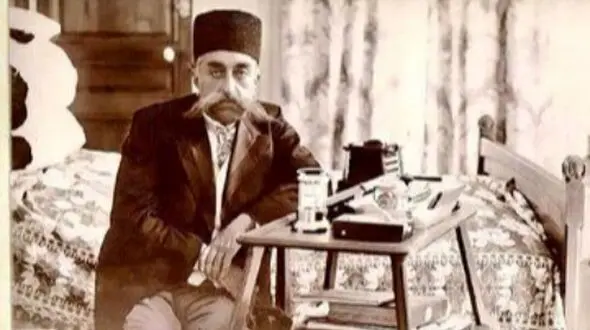 مظفرالدین‌شاه بازو در بازوی ملکه ایتالیا