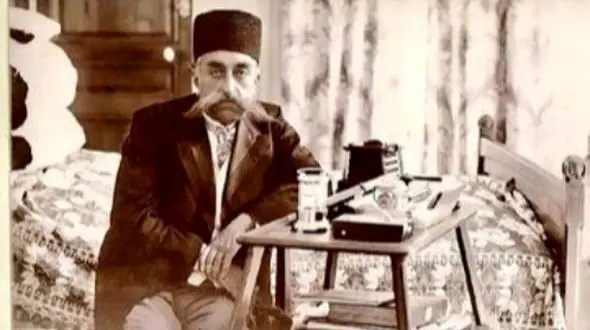 مظفرالدین‌شاه بازو در بازوی ملکه ایتالیا