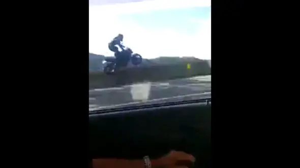 تصادف شدید موتور سوار با بلوک های بتنی بزرگراه+فیلم 