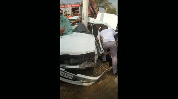 امداد رسانی اورژانس ۱۱۵ به ۷ مصدوم انحراف از جاده خودروی پژو پارس در شهرستان آبادان