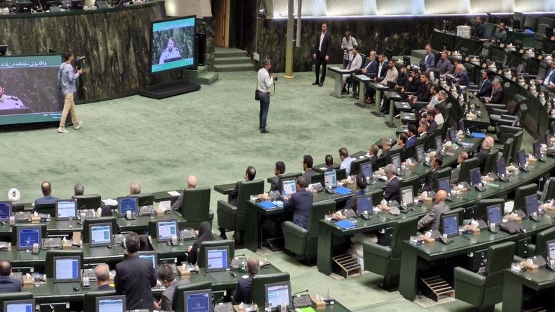 دیدار قالیباف با قهرمانان کشتی