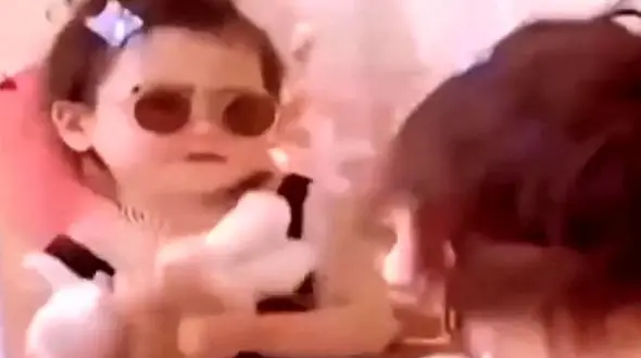 فیلم آواز شاد / این دختر بچه فسقلی جلو آینه یطوری میرقصه انگار یه موچی دست و پا درآورده !