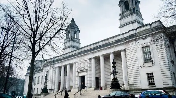 مادر بی رحم به دخترش قرص خواب می داد و او را شب ها می فروخت / این زن در انگلیس دستگیر شد