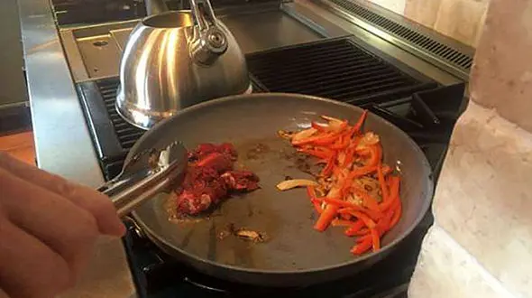 مردی پای انسان را پخت و به میهمانانش خوراند + عکس 