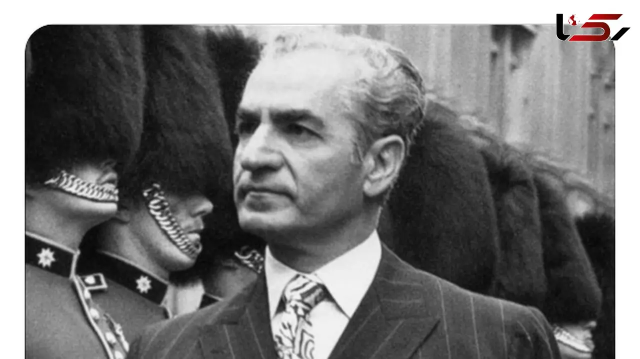 عکس سفر در زمان /  محمدرضاشاه در حال زیارت حجرالاسود کعبه ۱۳۴۷ خورشیدی
