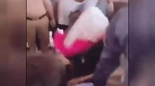 این زن بازداشت شد مرد از آب درآمد / واکنش مردم را ببینید