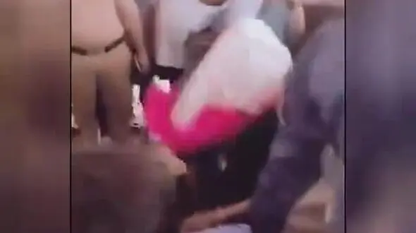 این زن بازداشت شد مرد از آب درآمد / واکنش مردم را ببینید
