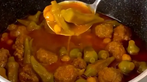 خورش بامیه به یک سبک متفاوت و بی نهایت خوشمزه | فیلم