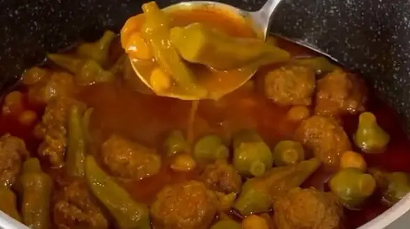 خورش بامیه به یک سبک متفاوت و بی نهایت خوشمزه | فیلم