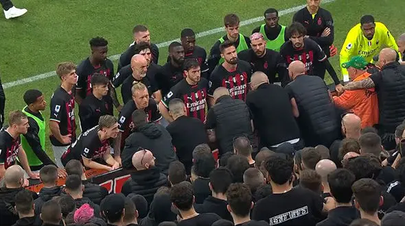 اولتراهای میلان عصبانی از پیولی و بازیکنان/ ورود فدراسیون فوتبال ایتالیا به ماجرا + فیلم