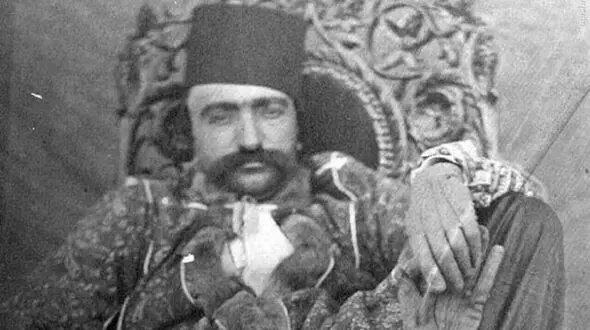 سفر در زمان / خاطرات ناصرالدین‌شاه: انیس‌الدوله را دیدم سوار خر سفیدی بود، به زیارت می‌رفت؛ بسیار خنده‌ام گرفت 