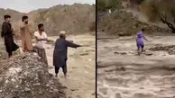 فیلم لحظه نجات معجزه‌ آسای نوجوان بلوچ از میان سیلاب رودخانه سرباز