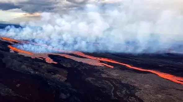ببینید / فوران آتشفشان خفته پس از 38 سال آسمان را سرخ‌پوش کرد! + فیلم