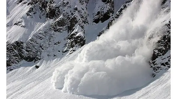  سقوط بهمن در جاده خوانسار / مسیر ۹ روستای فریدونشهر مسدود شد