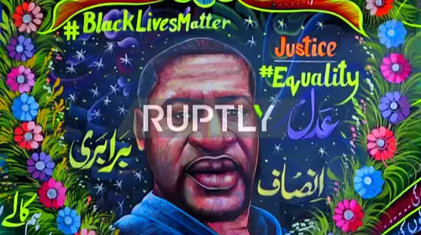 کشیدن پرتره جورج فلوید بر روی دیوار توسط هنرمند پاکستانی + فیلم