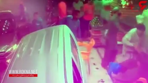 لحظه له شدن  مشتریان آبمیوه فروشی زیر ماشین  + فیلم