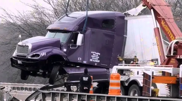 ببینید / سقوط وحشتناک یک ۱۸چرخ به ته دره در یک جاده بارانی