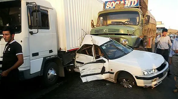 مرگ 3 سرنشین پژو پارس در تصادف با کامیون در محور سرخه_آرادان