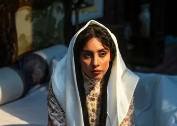 فیلم / ترلان پروانه  محبوبه بامداد خمار: همه ازم میپرسن آرایش کردی؟ ... موهات فره یا فر کردی ؟ بابا  خدا منو آرایش کرده ! / همینجوری خوشگلم ...