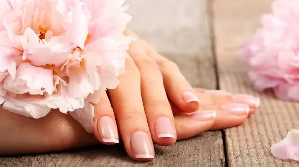 خطوط تیره ناخن ها را جدی بگیرید