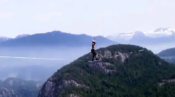 فیلم عبور خطرناک از مسیر ۶۴ متری در بریتیش کلمبیا