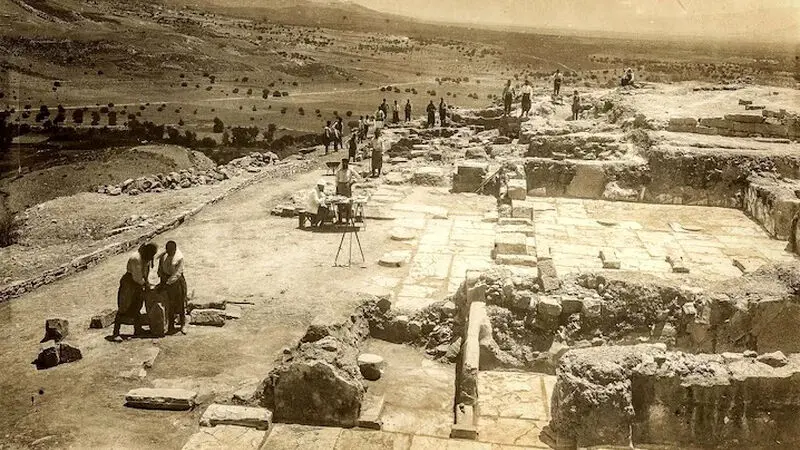 تصویری از کاوش_های سال 1908 در شهر باستانی فایستوس