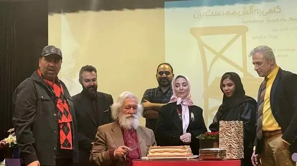 نمایشنامه‌ خوانی گاهی به آتش هم دست بزن به آتش تقی پور تقدیم شد/ فیلم و عکس