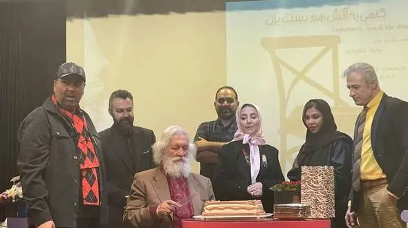 نمایشنامه‌ خوانی گاهی به آتش هم دست بزن به آتش تقی پور تقدیم شد/ فیلم و عکس