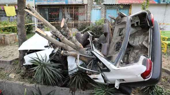 درخت در مشهد پراید را له کرد/  یک دختر و پسر را هم کشت + عکس ها